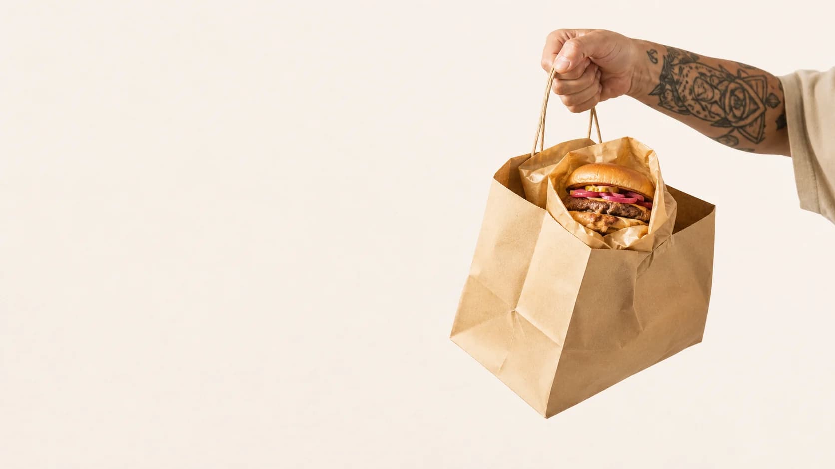Takeaway-pose med en frisklavet burger