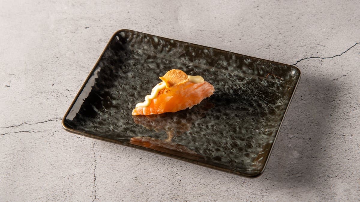 Nigiri flamberet laks