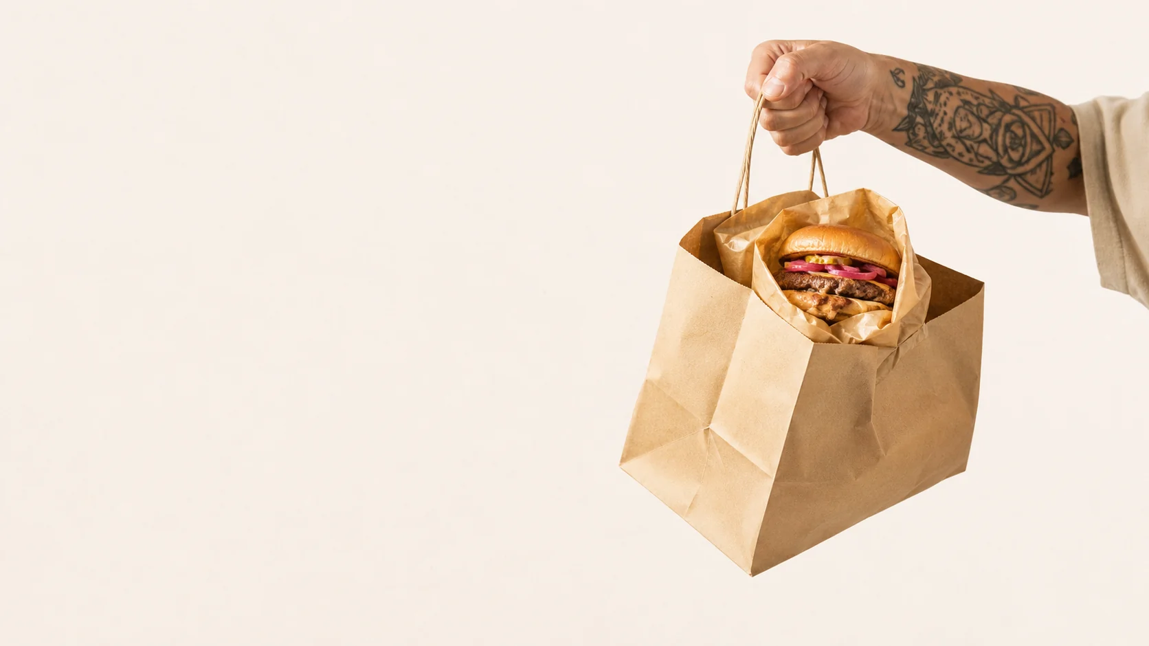 Takeaway-pose med en frisklavet burger